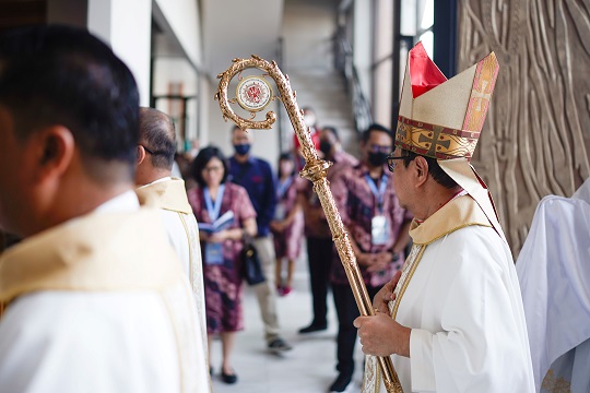masuk gereja---
